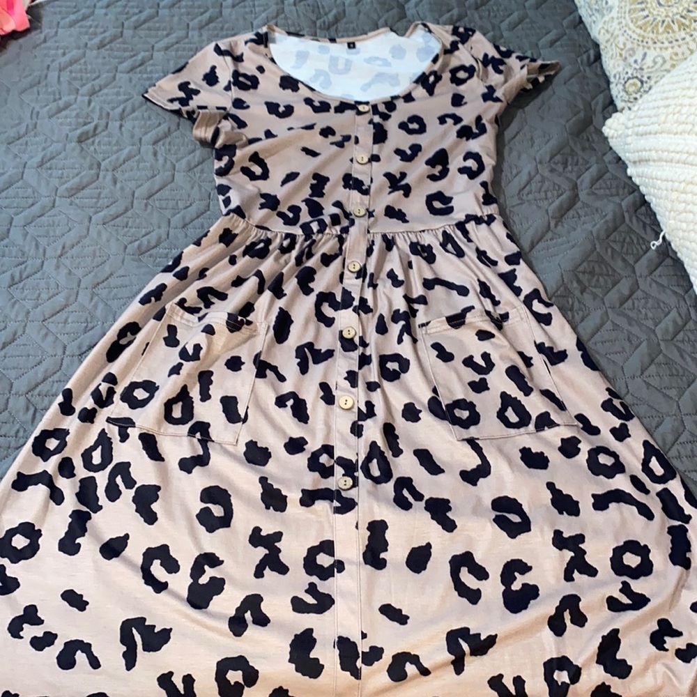 Women’s leopard print dress with pockets, medium
